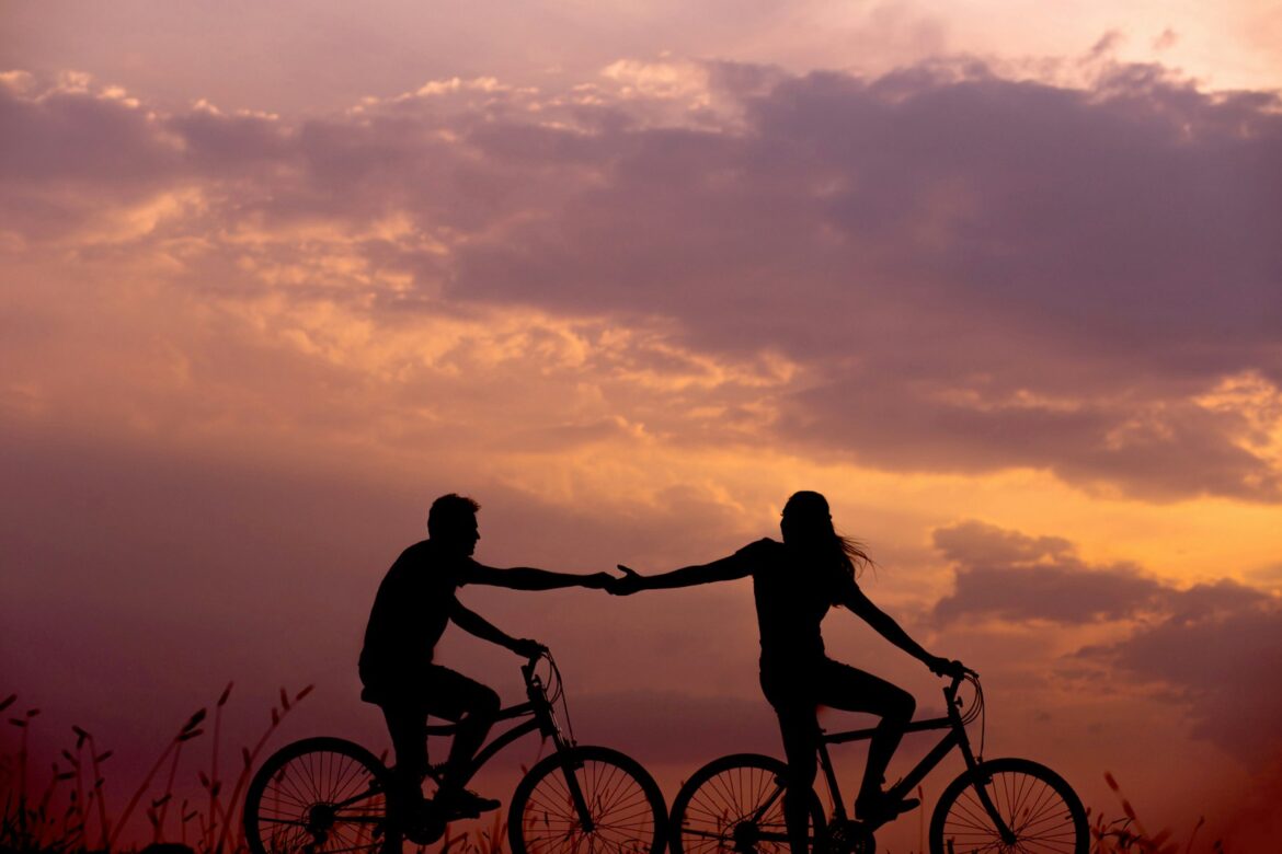 un couple à vélo